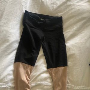 Alo ribbed goddess leggings in black/dusty pink